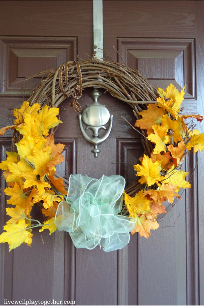 Easy DIY Fall Wreath that you can make in 30 minutes or less! #fall #falldecor #thanksgiving #wreath #fallwreath #diy #crafts #fallcrafts