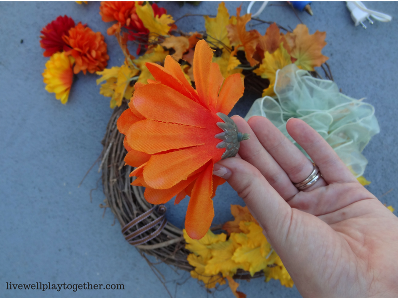 Easy DIY Fall Wreath that you can make in 30 minutes or less! #fall #falldecor #thanksgiving #wreath #fallwreath #diy #crafts #fallcrafts