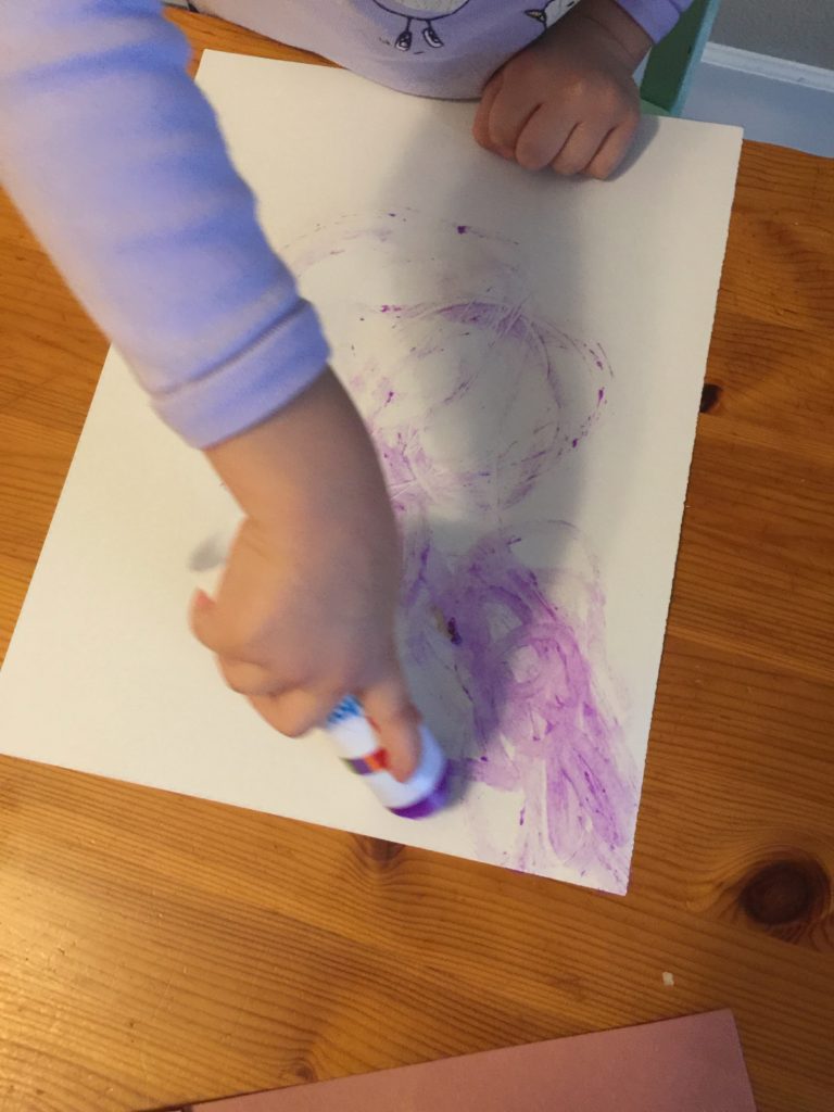 Fall Craft Ideas for Kids - Glitter Glue Leaf Tracing #fall #fallcrafts #toddleractivities #toddler #preschool #toddlercraft #preschoolcraft