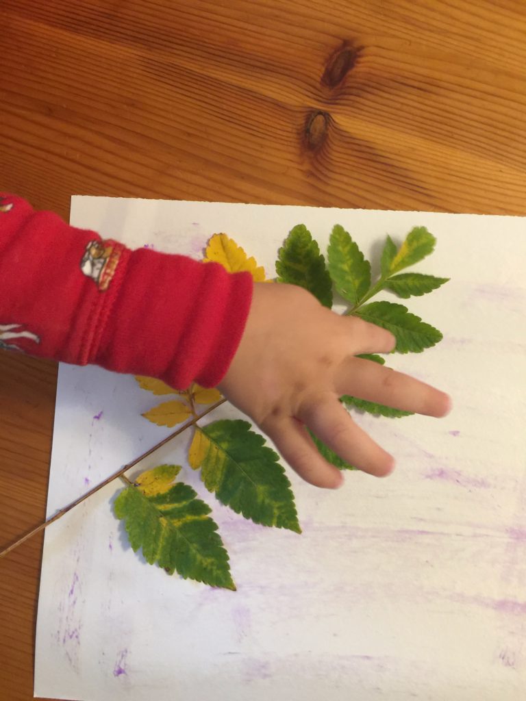 Fall Craft Ideas for Kids - Glitter Glue Leaf Tracing #fall #fallcrafts #toddleractivities #toddler #preschool #toddlercraft #preschoolcraft