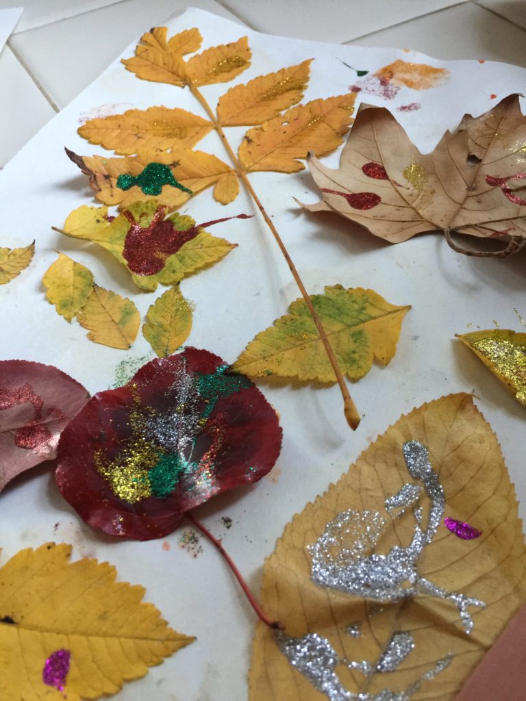 Fall Craft Ideas for Kids - Glitter Glue Leaf Tracing #fall #fallcrafts #toddleractivities #toddler #preschool #toddlercraft #preschoolcraft