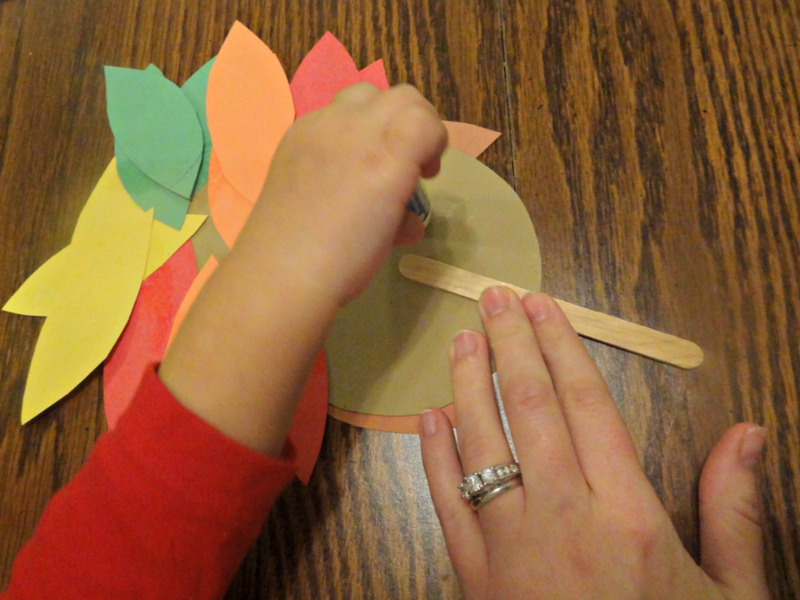 Simple Thanksgiving Turkey Craft for Kids #thanksgiving #turkey #kidcrafts #toddlercrafts #preschoolcrafts #preschool #fallcrafts #papercrafts