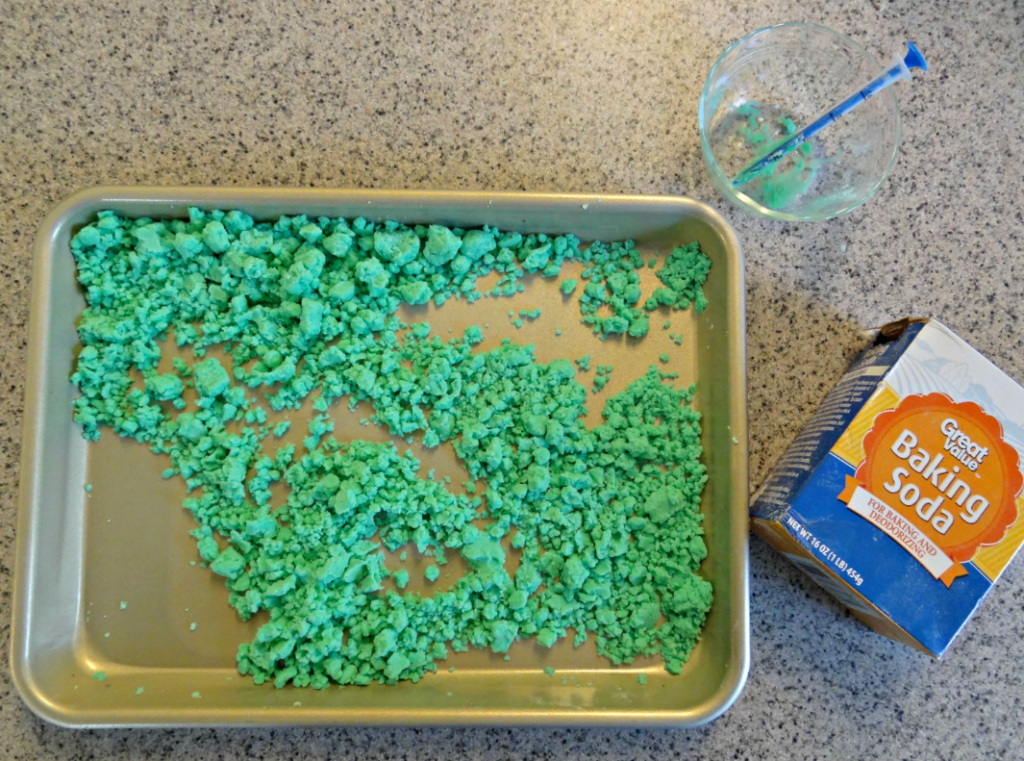 Leprechaun Sand: A St. Patrick's Day Science Experiment for Kids #scienceexperiments #preschoolactivities #preschool #homeschool #totschool #sciencelessons #stpatricksday #toddleractivities #scienceworksheets 
