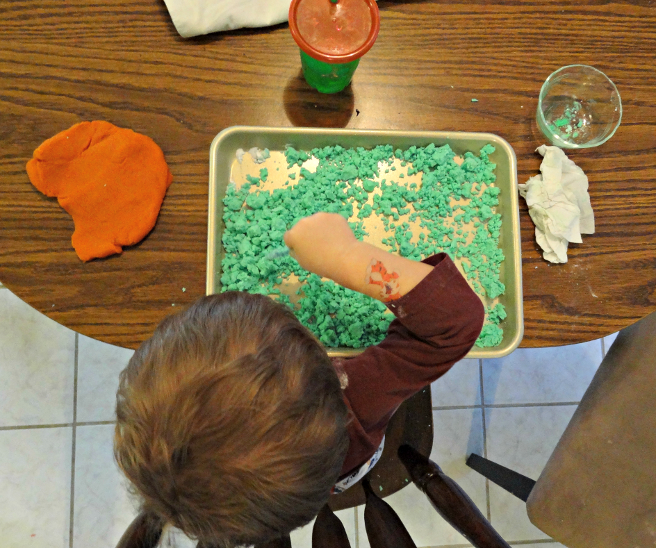 Leprechaun Sand: A St. Patrick's Day Science Experiment for Kids #scienceexperiments #preschoolactivities #preschool #homeschool #totschool #sciencelessons #stpatricksday #toddleractivities #scienceworksheets 