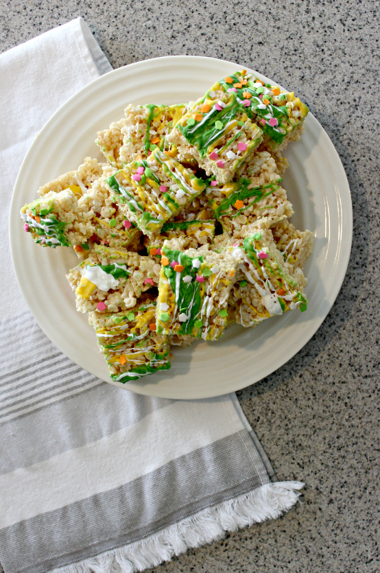 Spring Rice Krispies Treats - A fun way to celebrate spring and get your kids in the kitchen cooking with you! #spring #springsnacks #kidsnacks #cookingwithkids #ricekrispiestreats #crispytreats #easter #eastersnacks #easypartyfood