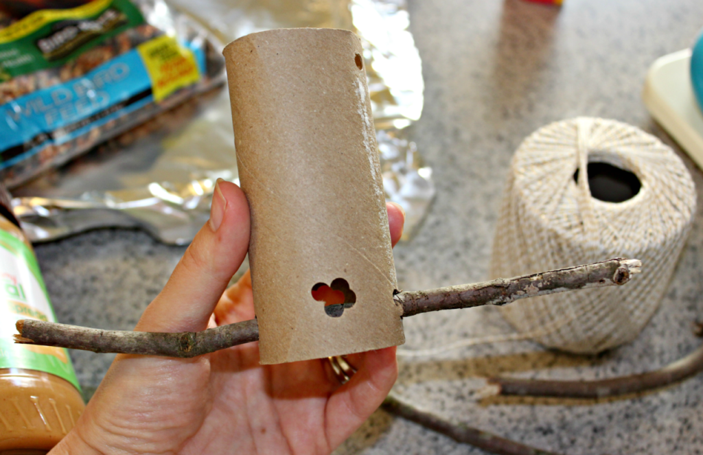 Easy DIY Bird Feeder for Kids | DIY Toilet Paper Roll Bird Feeder | Toilet Paper Roll Crafts | Live Well Play Together | #summerfun #birdfeeder #preschoolcrafts #homeschool #toddlercrafts