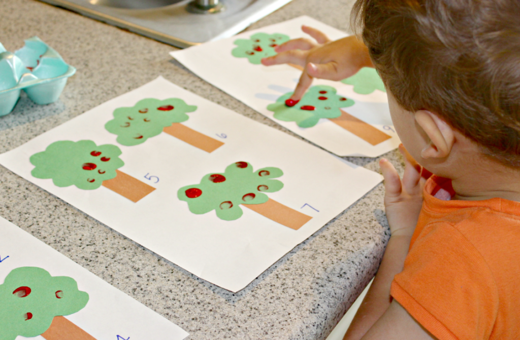 This apple counting activity is a fun math activity for preschoolers. Great for number sense, representation, comparing, and one to one correspondence. Also includes FREE printable apple counting worksheets and flashcards. From livewellplaytogether.com | #preschoolactivities #preschoolmath #applelessonplans #appleunitstudy #applethemedmath #countingapples 