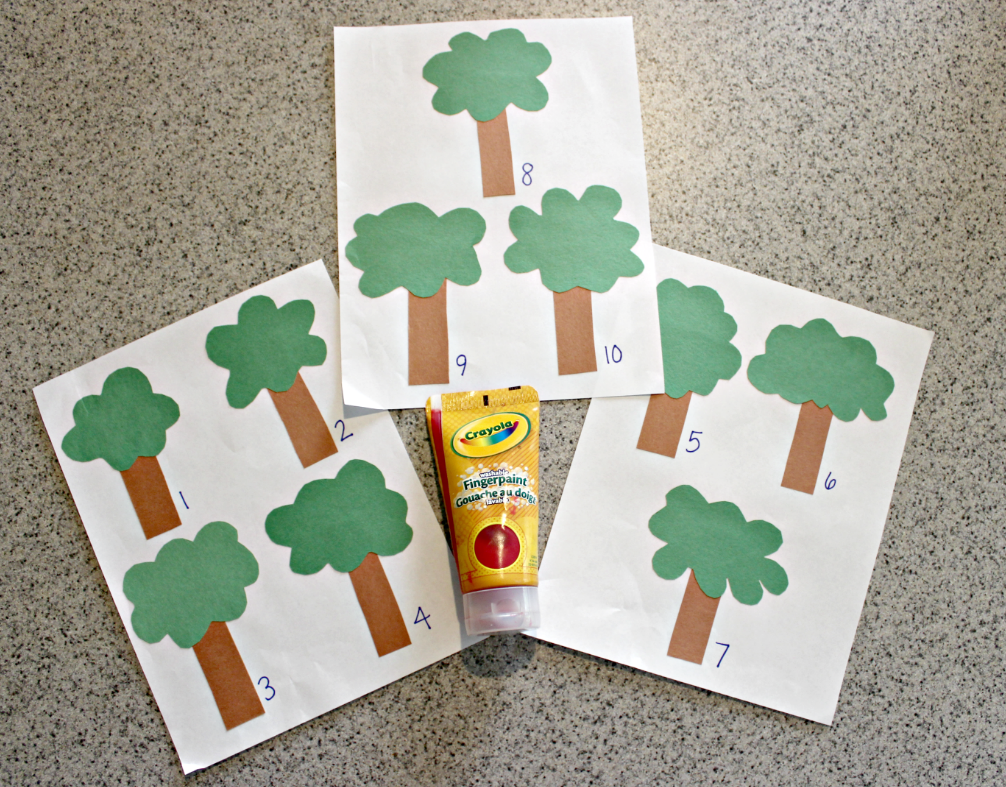 This apple counting activity is a fun math activity for preschoolers. Great for number sense, representation, comparing, and one to one correspondence. Also includes FREE printable apple counting worksheets and flashcards. From livewellplaytogether.com | #preschoolactivities #preschoolmath #applelessonplans #appleunitstudy #applethemedmath #countingapples 