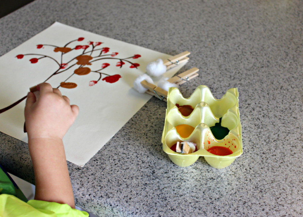 Looking for a fun fall craft? This Fall Tree Craft is a fun cotton ball painting activity for toddlers & preschoolers. Painting with cotton balls is a great fine motor activity, too! 