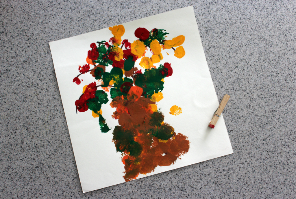 Looking for a fun fall craft? This Fall Tree Craft is a fun cotton ball painting activity for toddlers & preschoolers. Painting with cotton balls is a great fine motor activity, too! 