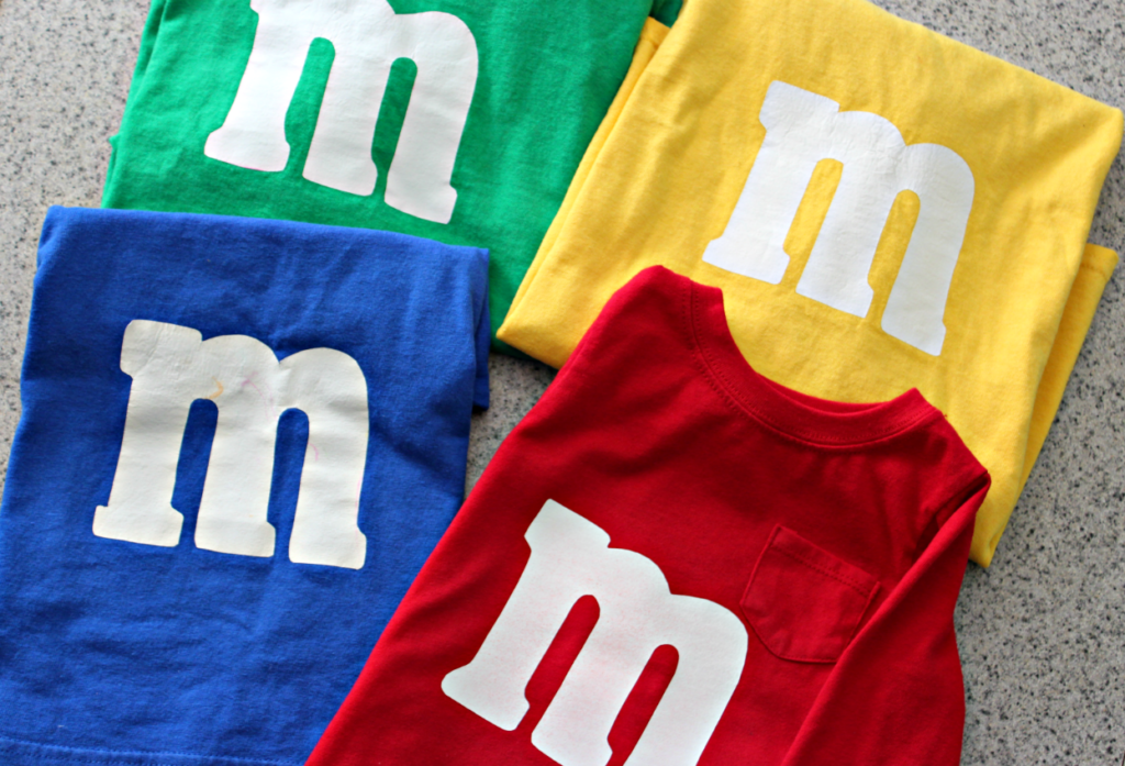 Last Minute DIY M&M Costumes - Fun Group or Family Costume Idea! #halloweencostume #diycostume #MMCostume #familycostumes #groupcostumes #lastminutecostumes