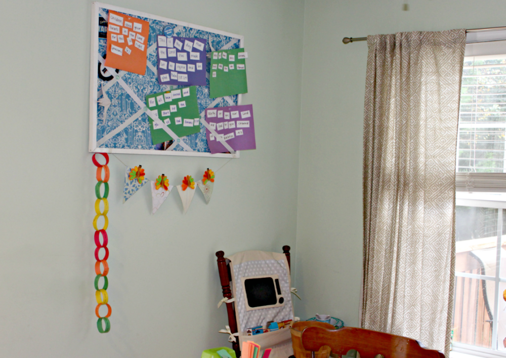 This Thanksgiving Paper Chain is a great way to teach kids about gratitude and giving thanks. Rather than a countdown, it's a count up to Thanksgiving where each family member lists one thing they are thankful for each day to add a link to the chain! From livewellplaytogether.com #thanksgivingcrafts #thanksgivingtraditions #teachingkidsaboutthanksgiving #thanksgivingpapercrafts