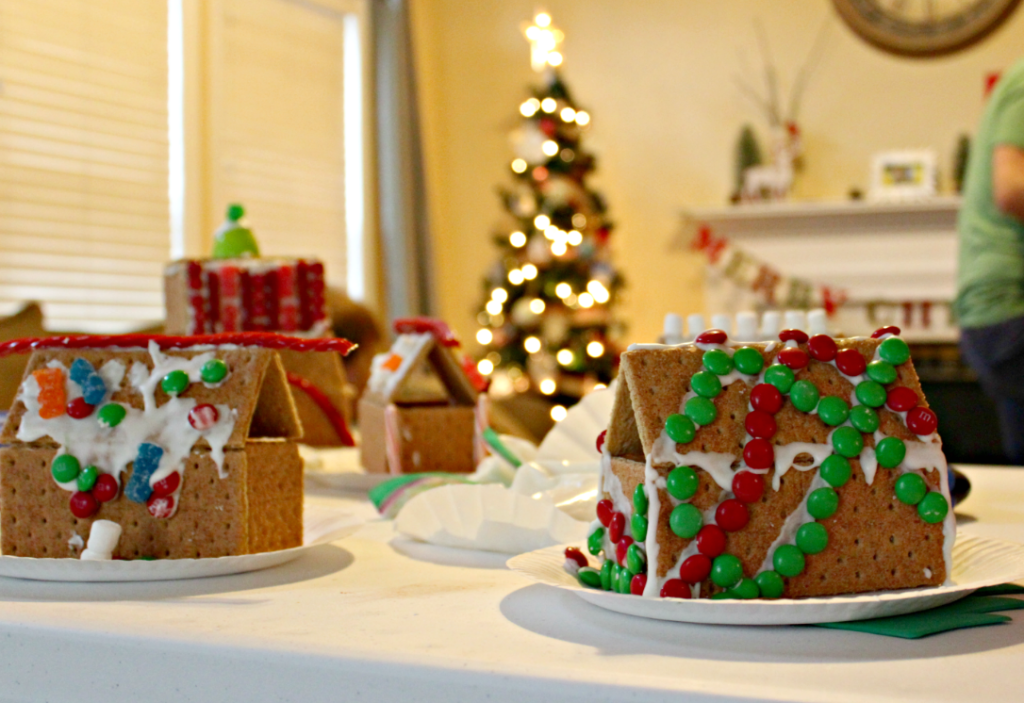 2018 Gingerbread House Party : The Best Tips to Host a Great Gingerbread House Party! Fun for the whole family and great for kids! Tips and Tricks for a successful Gingerbread House Decorating Party! #christmasfun #gingerbreadhouses #Christmaswithkids
