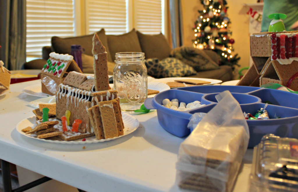 2018 Gingerbread House Party : The Best Tips to Host a Great Gingerbread House Party! Fun for the whole family and great for kids! Tips and Tricks for a successful Gingerbread House Decorating Party! #christmasfun #gingerbreadhouses #Christmaswithkids