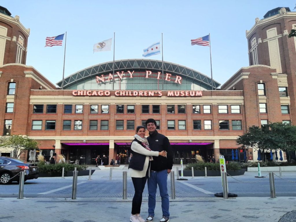 23 Weeks Pregnany in Chicago at Navy Pier. Chicago Babymoon