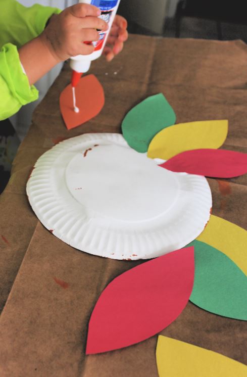 How to make a paper plate turkey craft with kids