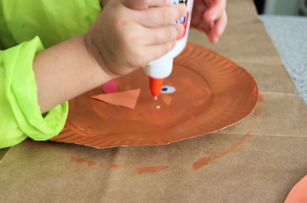 Making a paper plate turkey for Thanksgiving with kids
