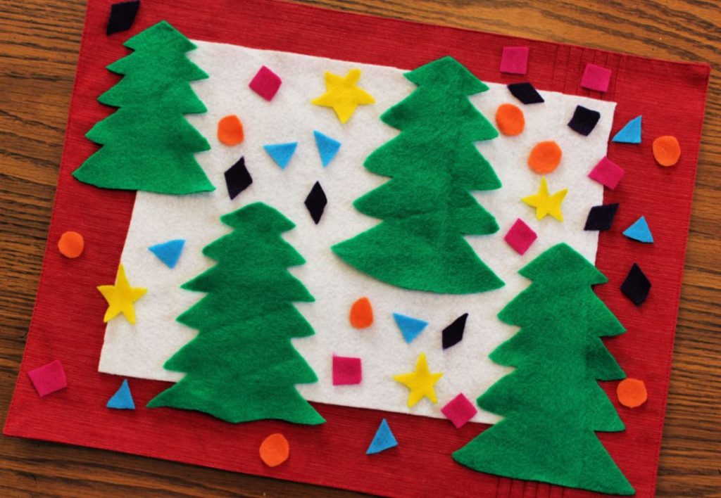 Make your own felt Christmas Tree Busy Bags for preschoolers and toddlers with a free printable Christmas tree template!