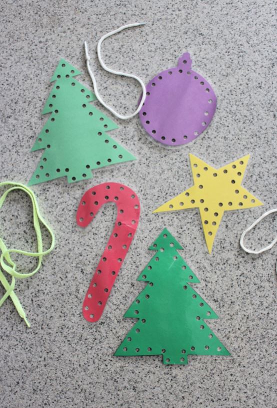 Easy DIY Christmas Lacing Cards for Preschoolers - a great Christmas fine motor activity