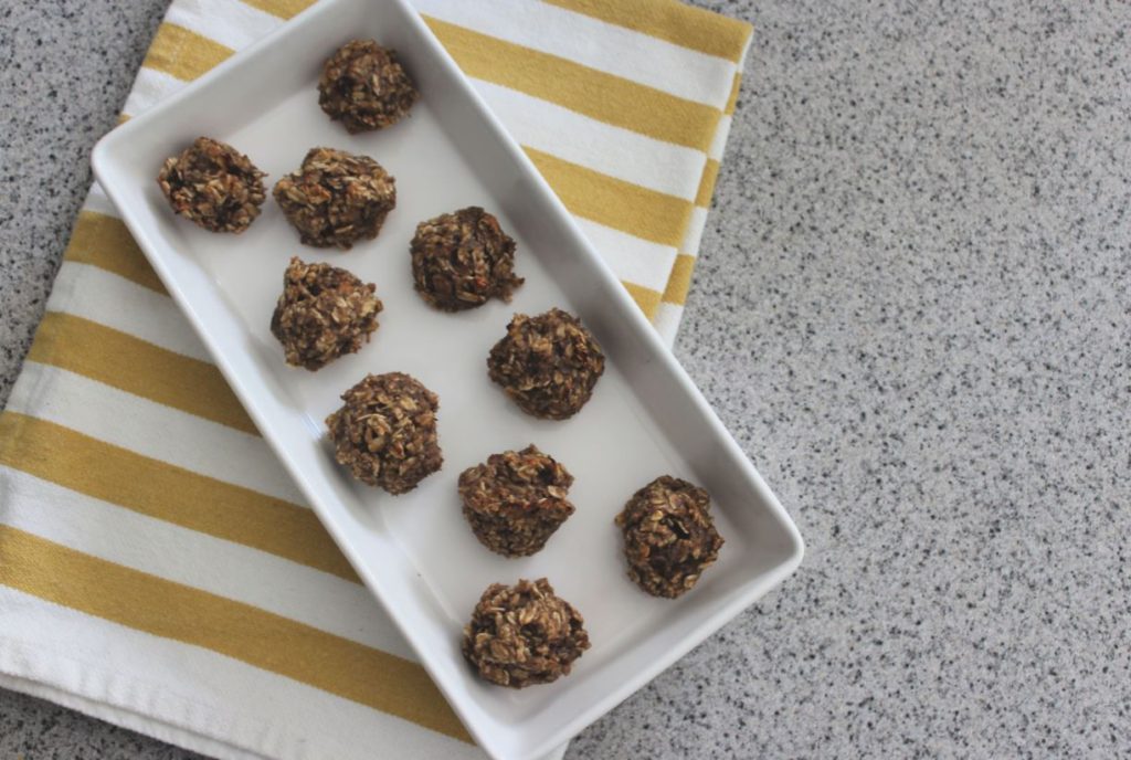 Delicious banana oatmeal protein balls - a great, healthy breastfeeding snack!