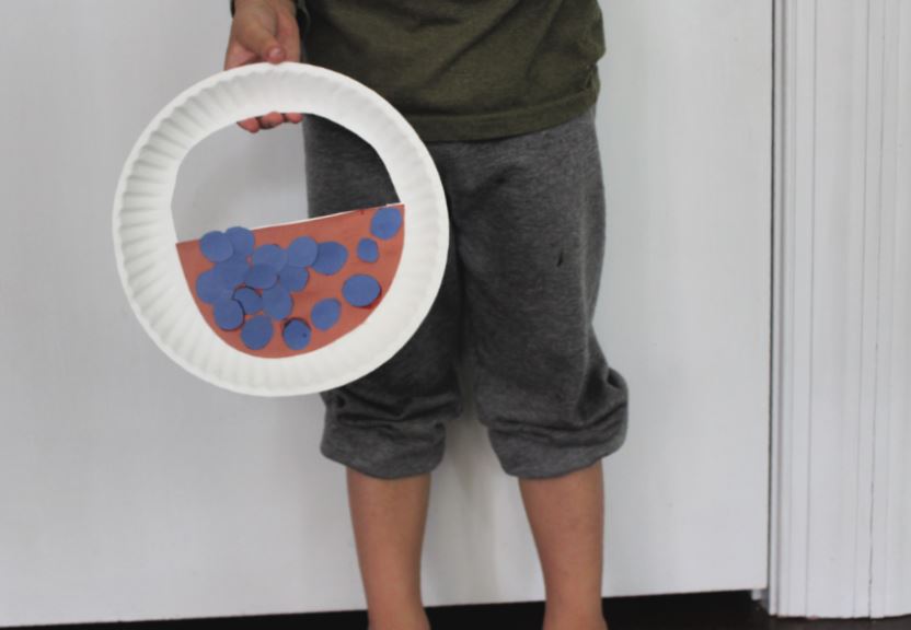 Make a paper plate blueberry pail! A fun Blueberries for Sal activity for BFIAR!